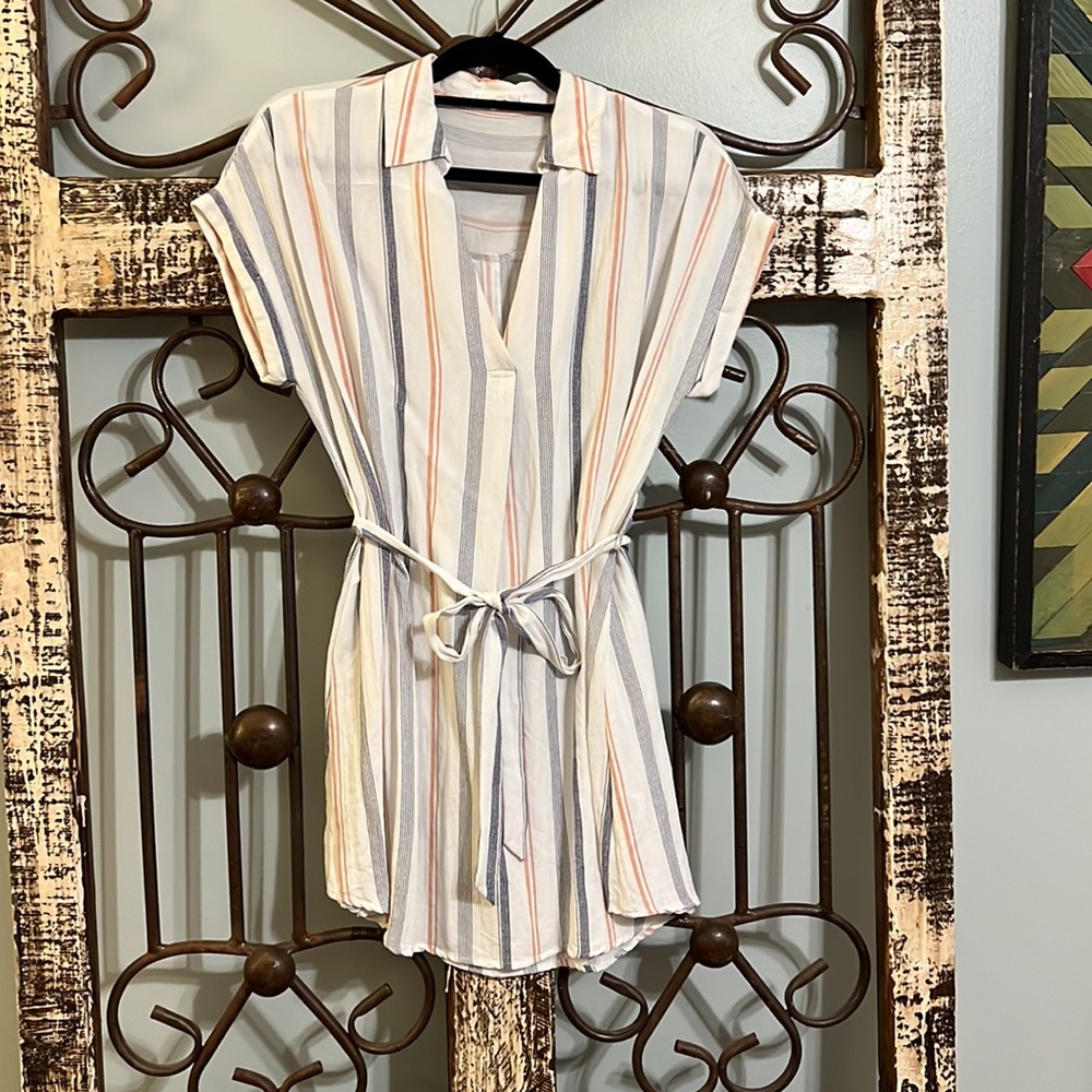 Women’s Dress. Size L. Envelope Neckline. Hits Mid Thigh (5’3” person)